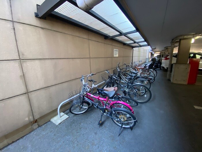 物件外観写真4　(駐輪場)