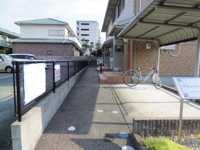 物件外観写真4　(エントランス部分)