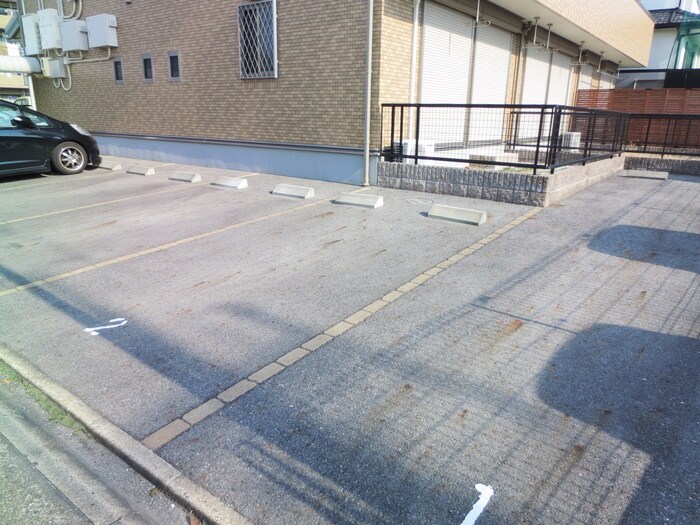 物件外観写真5　(駐車場)
