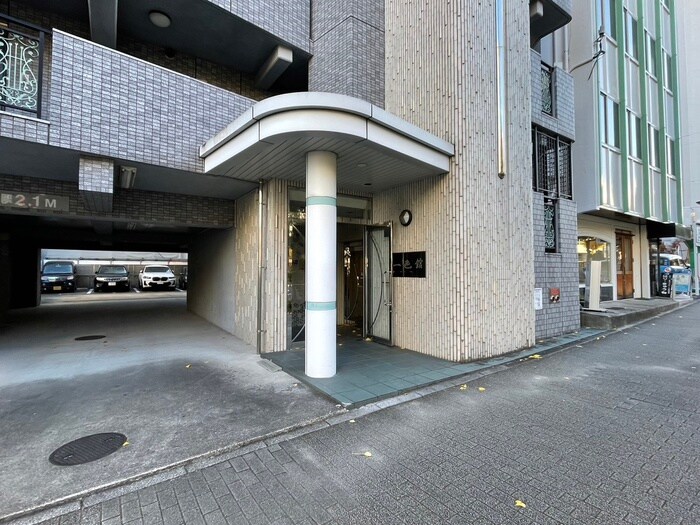 物件外観写真2　(エントランス部分)