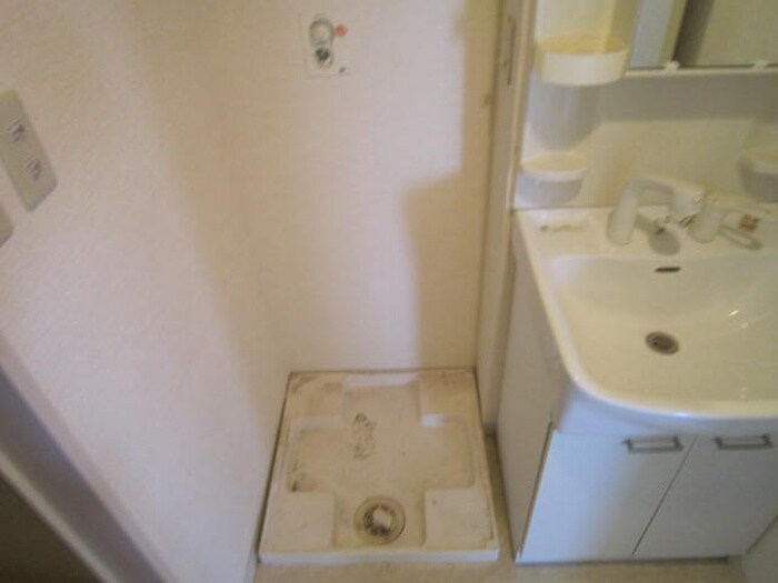 物件内観写真6　(洗濯機置場)