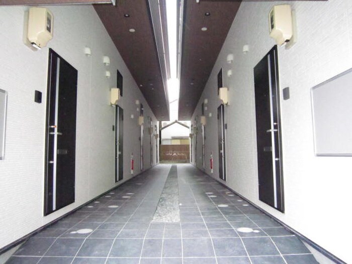 物件外観写真2　(エントランス部分)