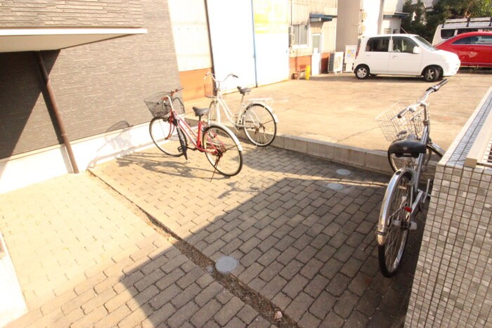 物件外観写真4　(駐輪場)