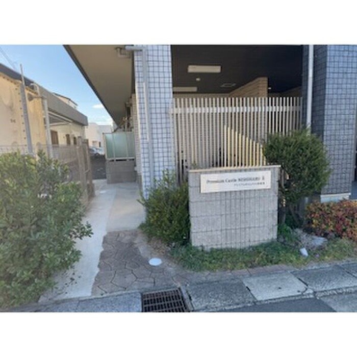 物件外観写真2　(エントランス部分)