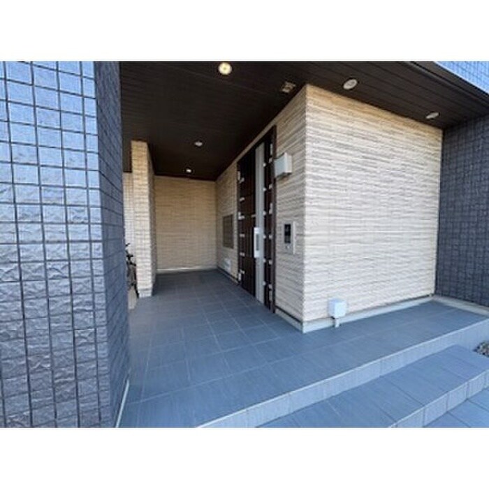 物件外観写真4　(エントランス部分)