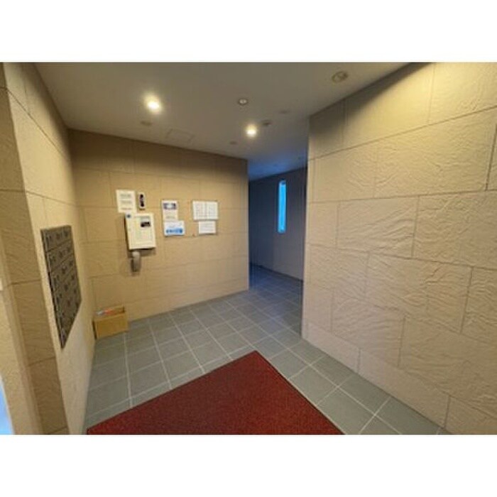 物件外観写真6　(エントランス部分)