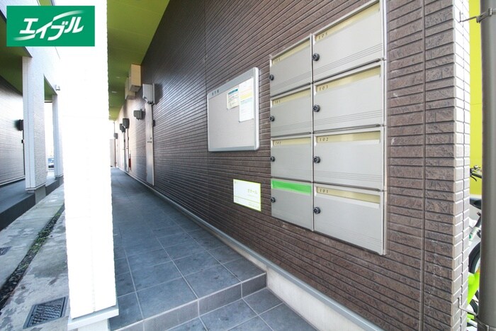 物件外観写真3　(エントランス部分)