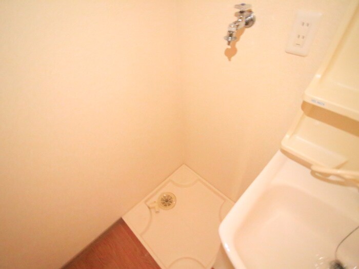 物件内観写真16　(洗濯機置場)