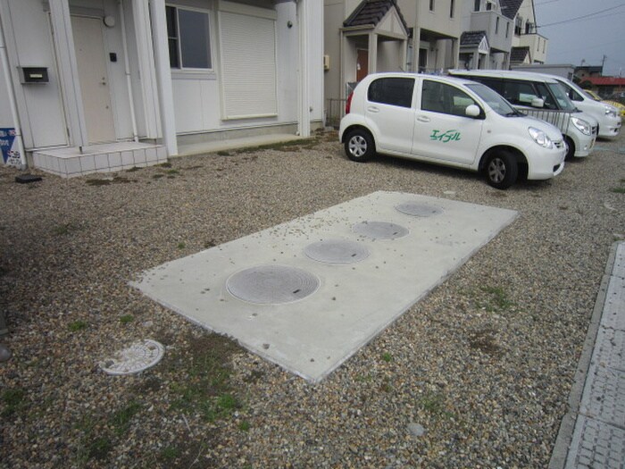 物件外観写真3　(駐車場)