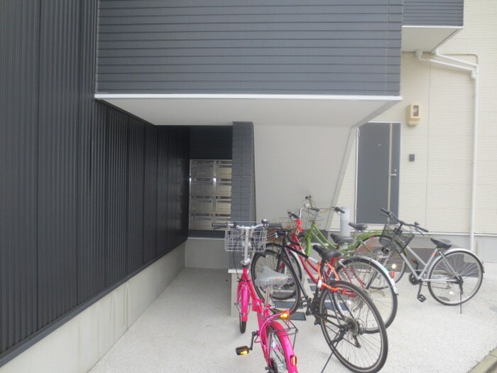 物件外観写真2　(駐輪場)