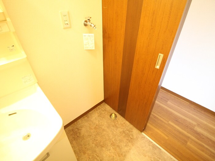 物件内観写真16　(洗濯機置場)