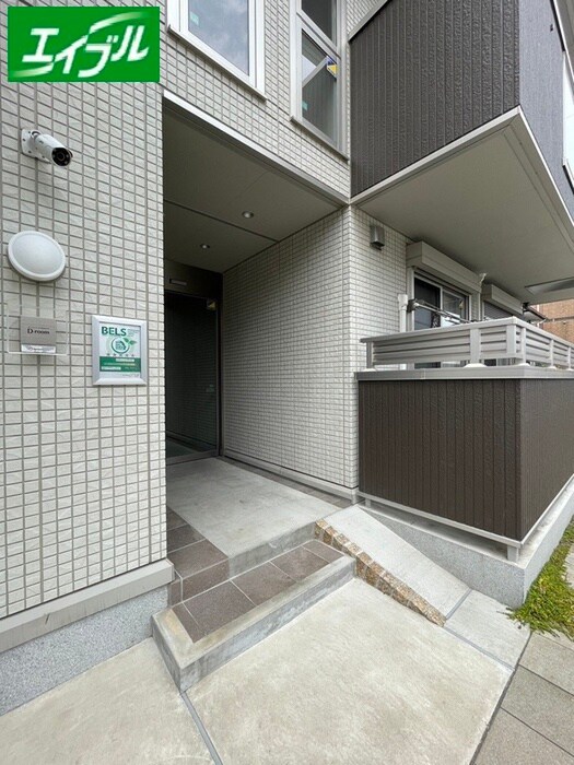 物件外観写真3　(エントランス部分)