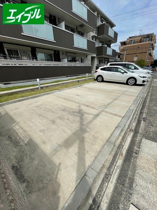 物件外観写真6　(駐車場)