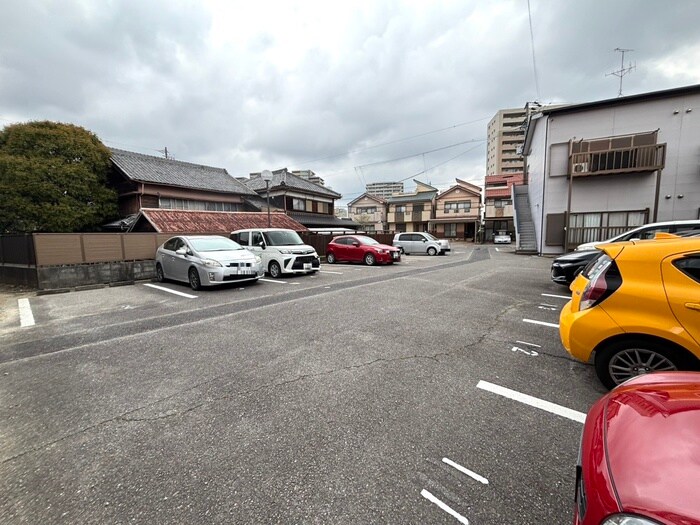 物件外観写真3　(駐車場)