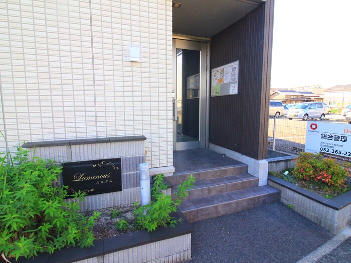 物件外観写真3　(エントランス部分)