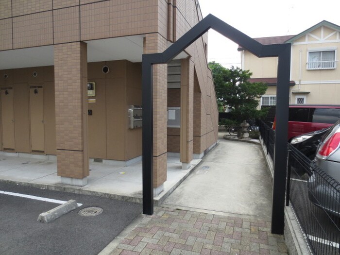 物件外観写真3　(エントランス部分)