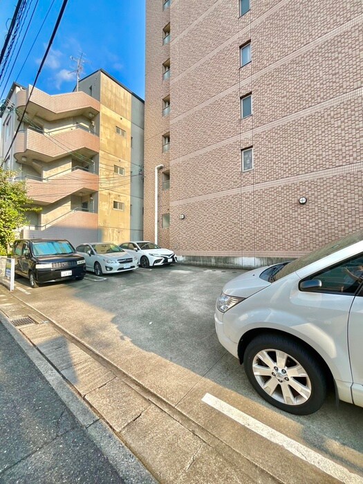 物件外観写真4　(駐車場)