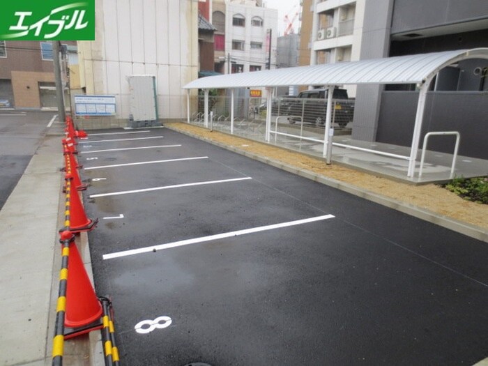 物件外観写真3　(駐車場)