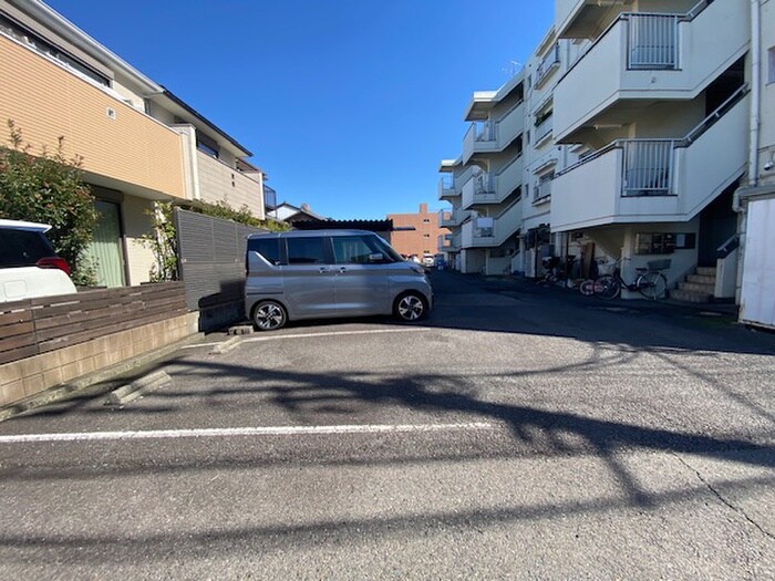 物件外観写真4　(駐車場)