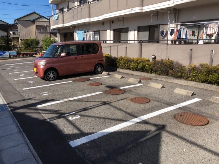 物件外観写真3　(駐車場)