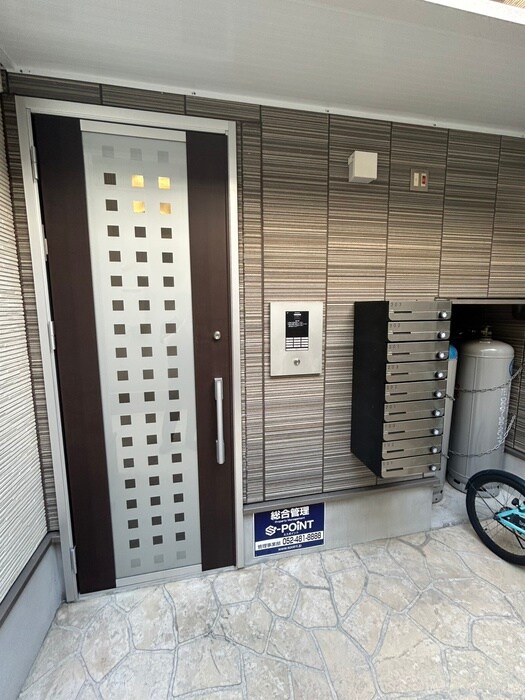 物件外観写真4　(エントランス部分)