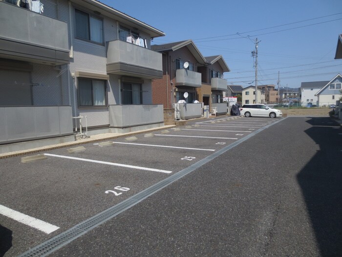 物件外観写真5　(駐車場)