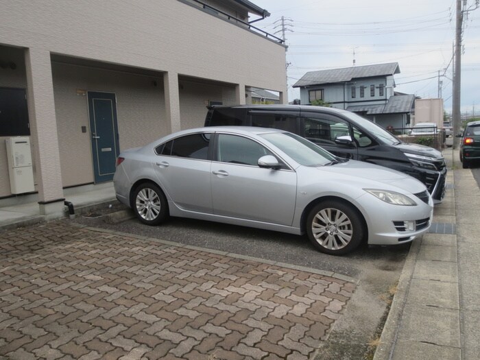 物件外観写真6　(駐車場)