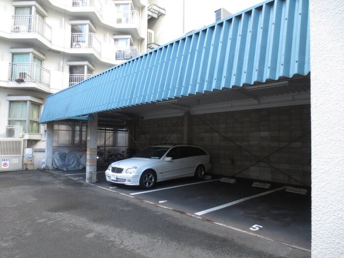 物件外観写真3　(駐車場)