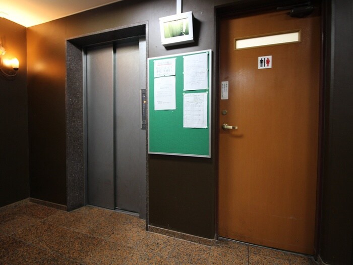 物件外観写真6　(エントランス部分)