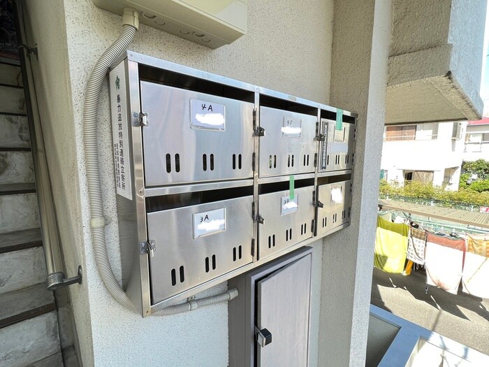 物件外観写真5　(バイク置き場)