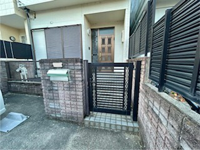 物件外観写真4　(エントランス部分)