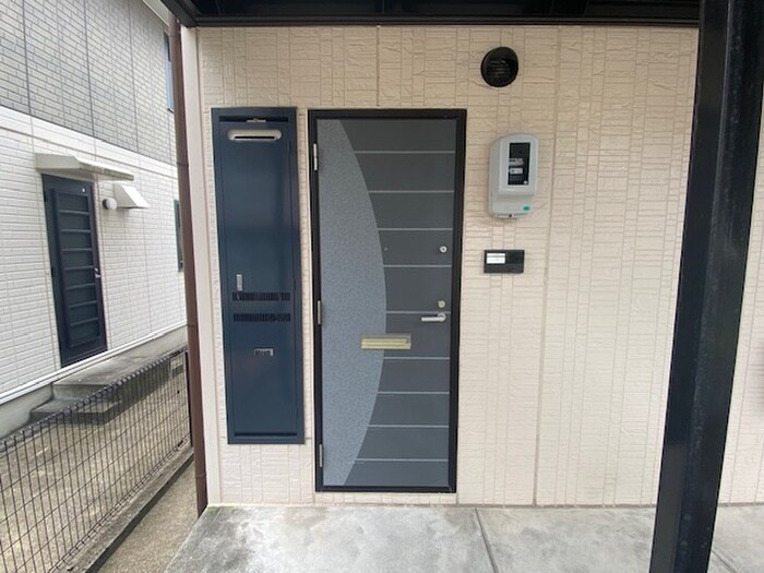 物件外観写真4　(エントランス部分)