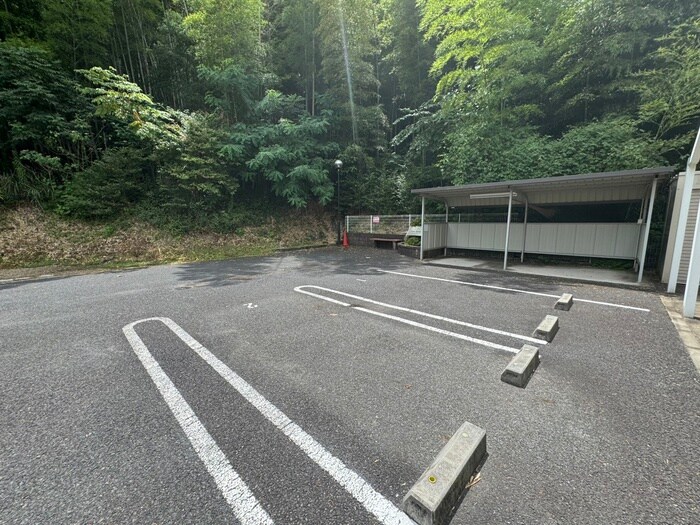 物件外観写真2　(駐車場)