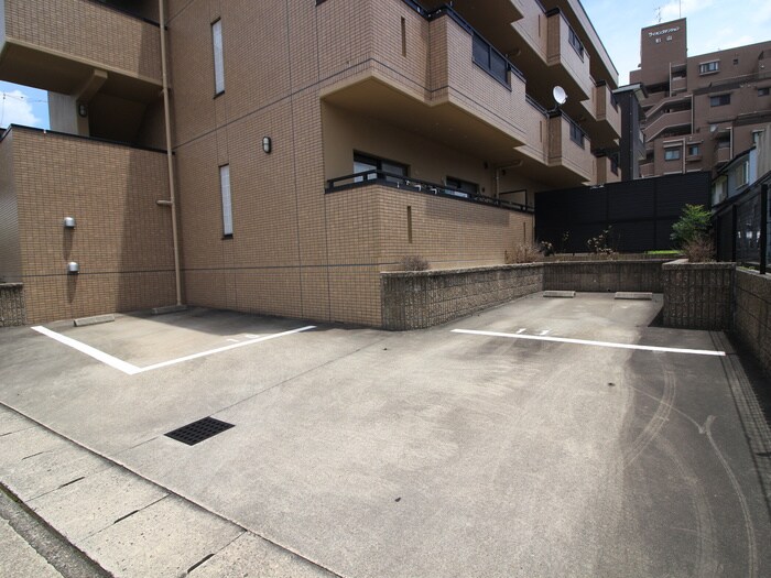 物件外観写真4　(駐車場)