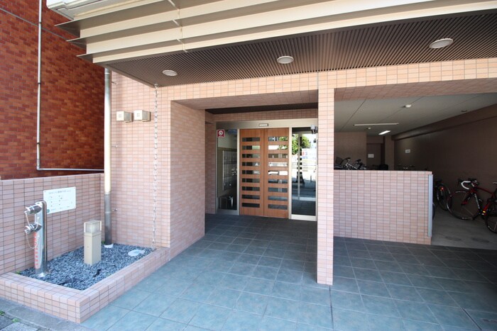 物件外観写真2　(エントランス部分)