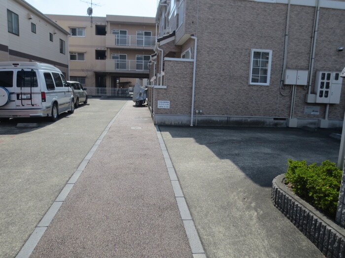 物件外観写真4　(駐車場)