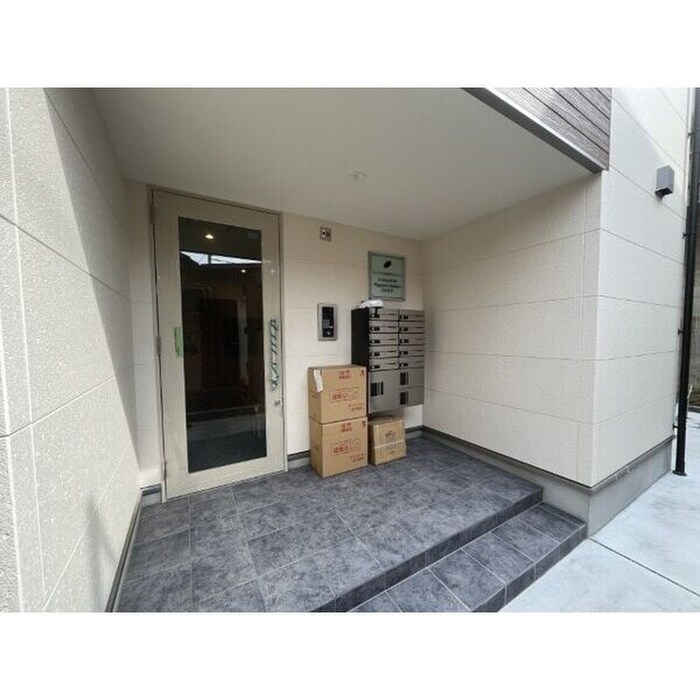 物件外観写真3　(エントランス部分)