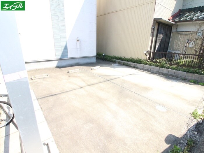 物件外観写真2　(駐車場)