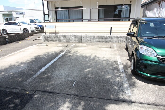 物件外観写真6　(駐車場)
