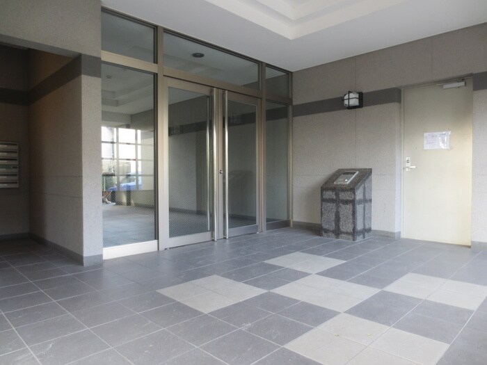 物件外観写真3　(エントランス部分)