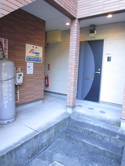 物件外観写真6　(エントランス部分)