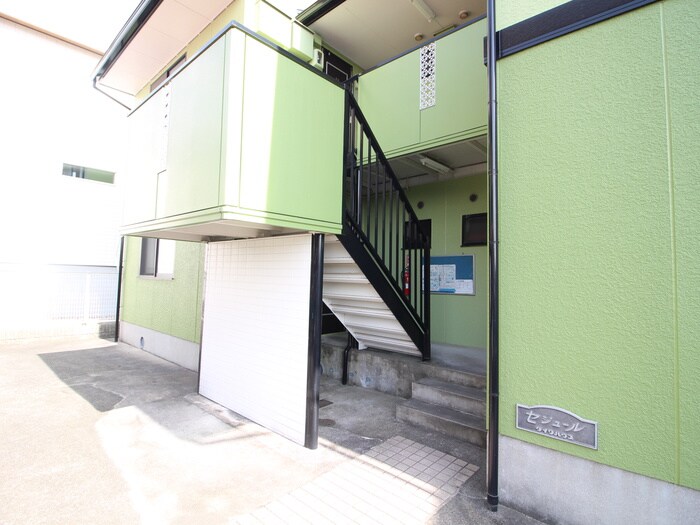 物件外観写真6　(エントランス部分)