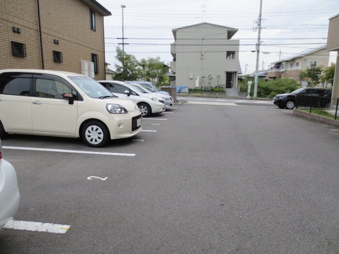 物件外観写真6　(駐車場)