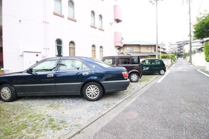 物件外観写真3　(駐車場)