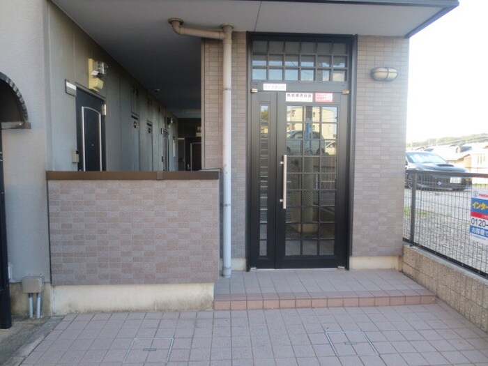 物件外観写真3　(エントランス部分)