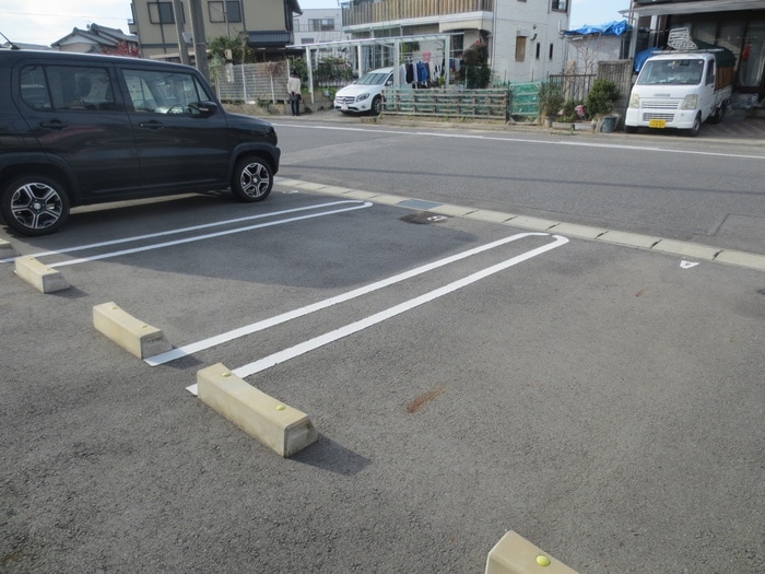 物件外観写真5　(駐車場)