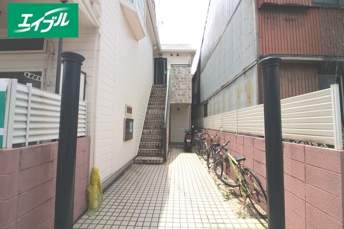 物件外観写真3　(エントランス部分)