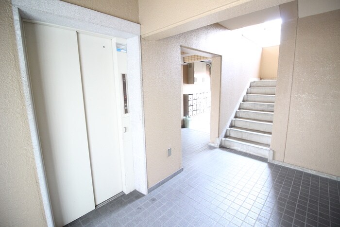 物件外観写真6　(エントランス部分)