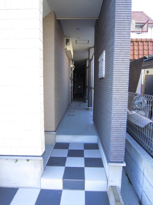 物件外観写真4　(エントランス部分)