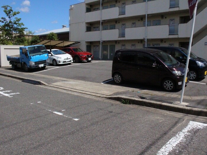物件外観写真6　(駐車場)